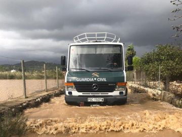 Labores de limpieza de una carretera de Pollensa (Mallorca) Labores de limpieza de una carretera de Pollensa (Mallorca)