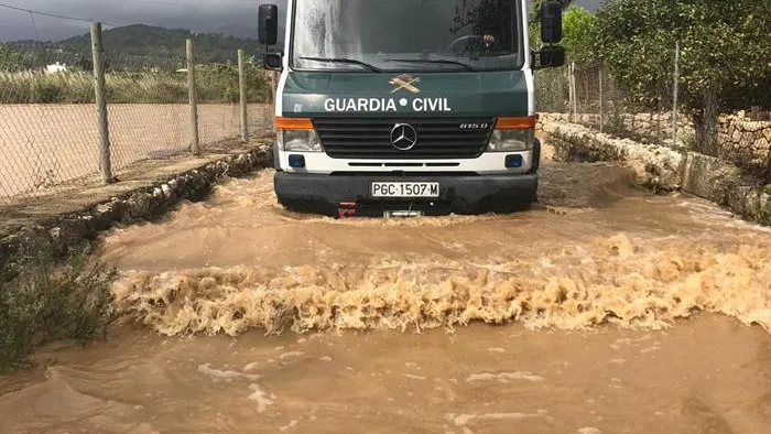 Labores de limpieza de una carretera de Pollensa (Mallorca)