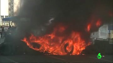 Trabajadores de Alcoa queman neumáticos como protesta por el cierre de la fábrica de A coruña
