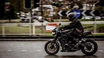Motorista en ciudad