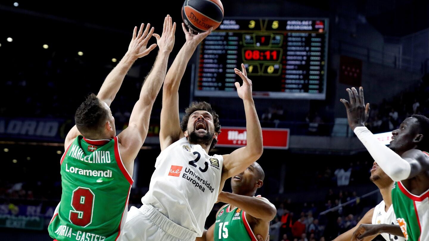 Llull intenta anotar ante la defensa del Baskonia