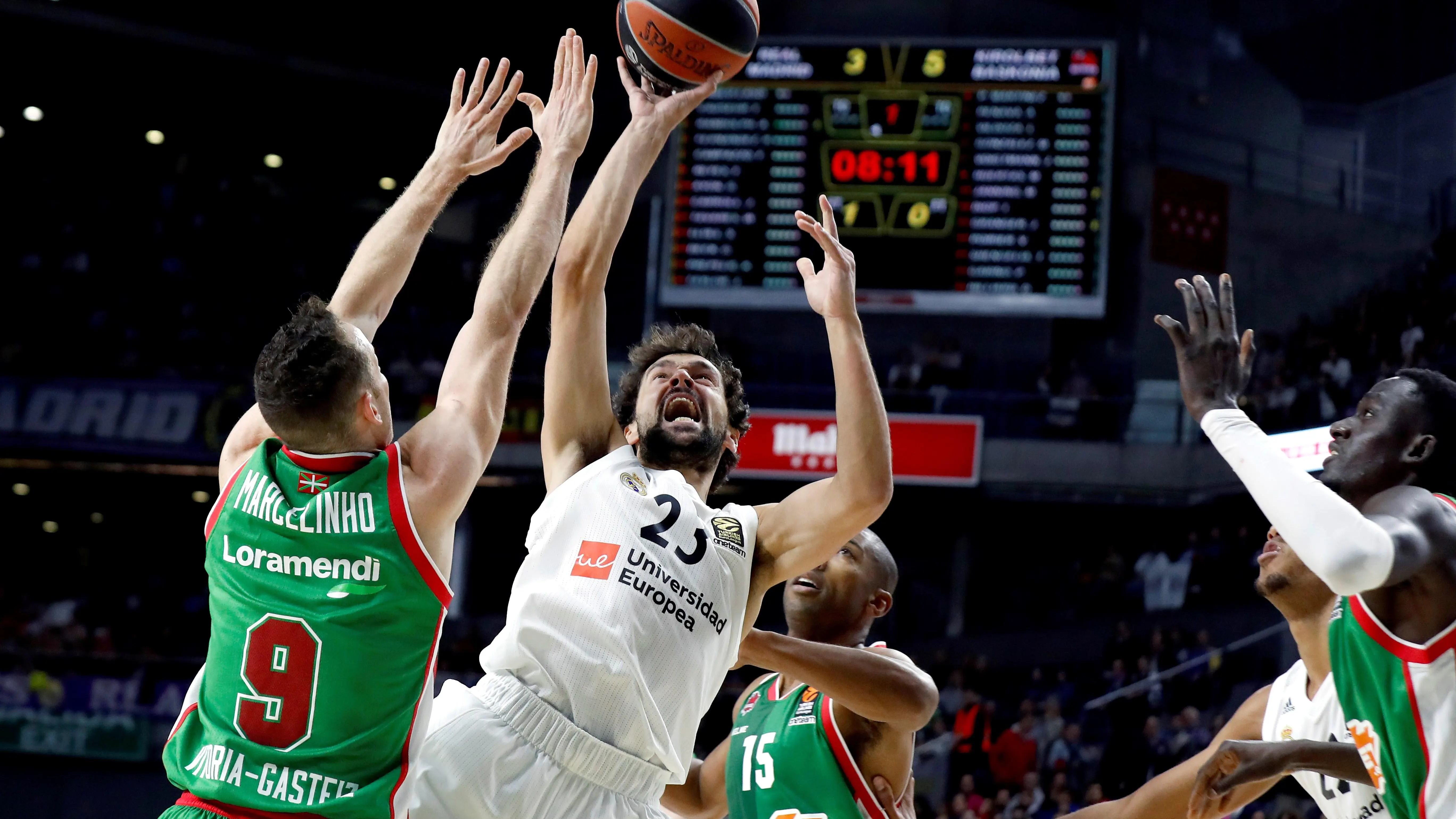 Llull intenta anotar ante la defensa del Baskonia