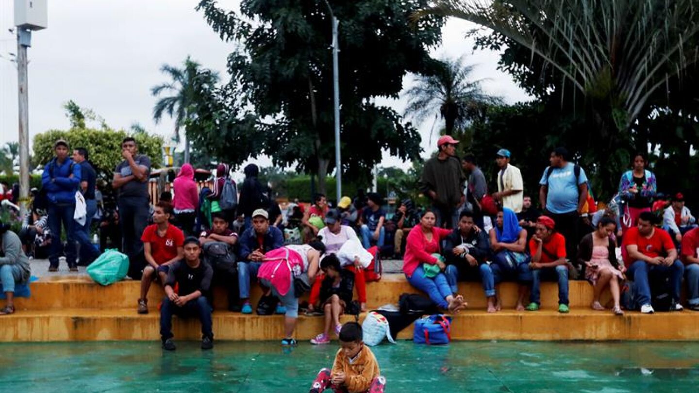 Migrantes hondure&ntilde;os de la caravana que se dirige a Estados Unidos