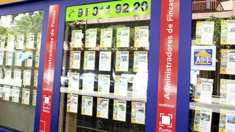 Vista de un escaparate de una inmobiliaria en Madrid Vista de un escaparate de una inmobiliaria en Madrid