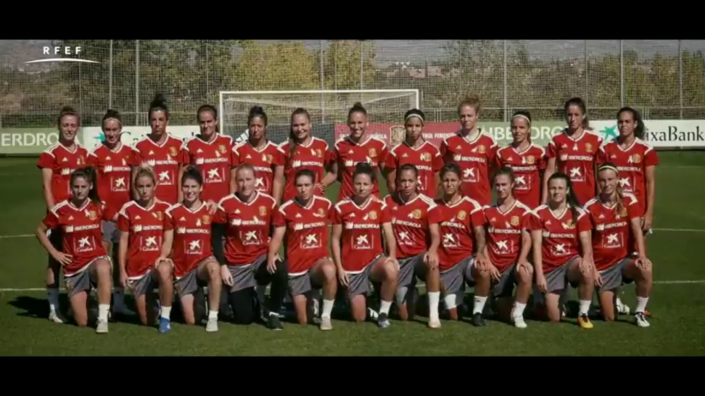 Las internacionales de las selecciones espa&ntilde;olas absolutas femeninas de f&uacute;tbot y f&uacute;tbol sala se suman a la campa&ntilde;a contra el c&aacute;ncer de mama