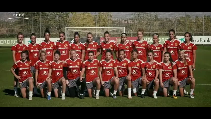 Las internacionales de las selecciones españolas absolutas femeninas de fútbot y fútbol sala se suman a la campaña contra el cáncer de mama