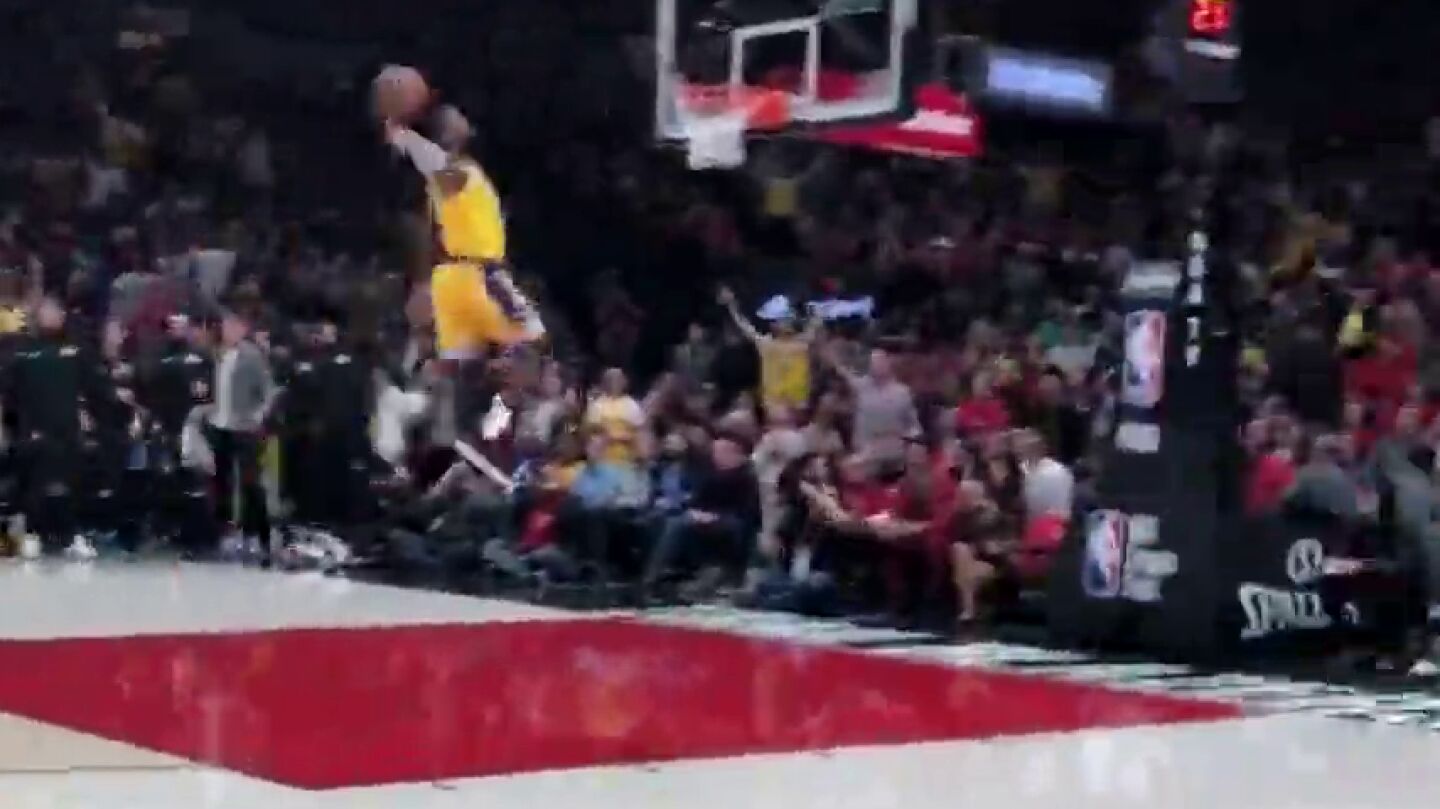 Se escuchan hasta sus pasos: el brutal v&iacute;deo a pie de pista del 'tomahawk' de LeBron James en Portland