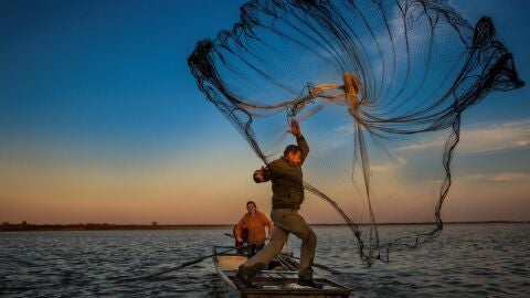 Un pescador faena junto a su mujer en la localidad pesquera de Yanhu en la provincia de Yangzhou en China