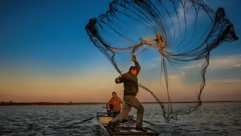 El arte de pescar (19-10-2018) Un pescador faena junto a su mujer en la localidad pesquera de Yanhu en la provincia de Yangzhou en China