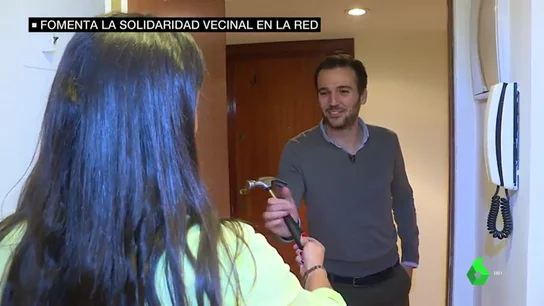 Un hombre prestando un martillo Un hombre prestando un martillo