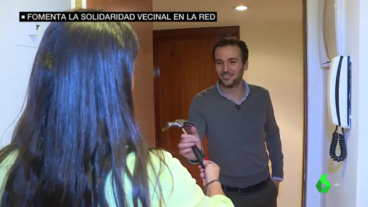Un hombre prestando un martillo Un hombre prestando un martillo