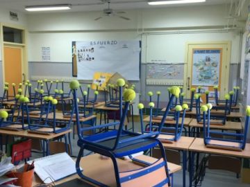 Pelotas de tenis en las sillas de clase Pelotas de tenis en las sillas de clase