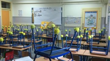 Pelotas de tenis en las sillas de clase