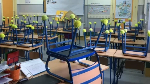 Pelotas de tenis en las sillas de clase