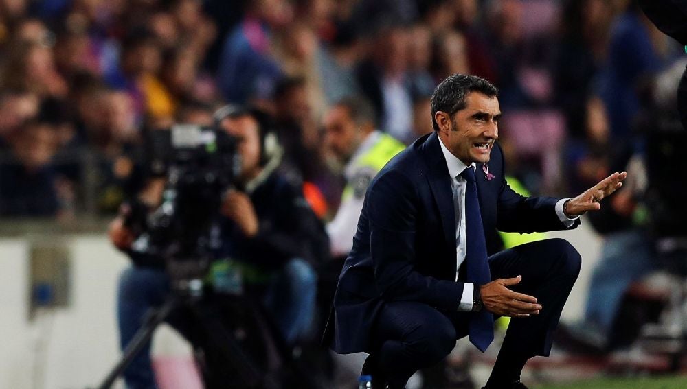 Valverde da indicaciones durante el partido contra el Sevilla
