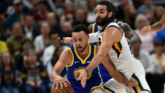 Ricky Rubio intenta robar el balón a Stephen Curry Ricky Rubio intenta robar el balón a Stephen Curry