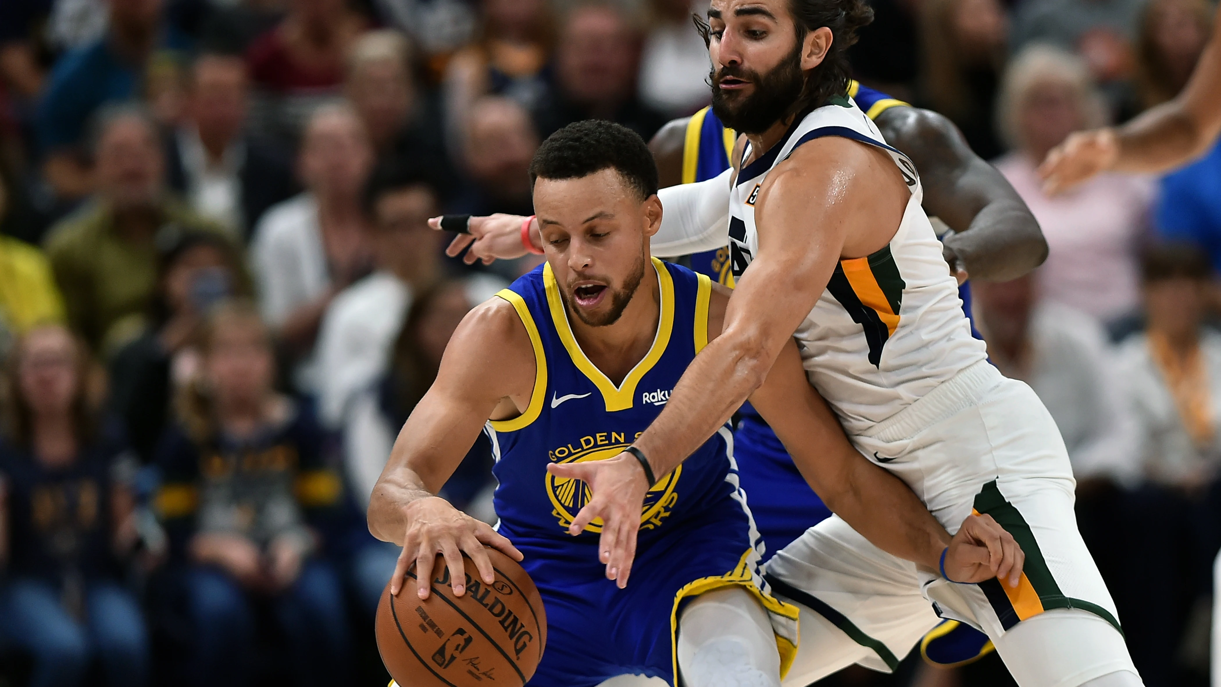 Ricky Rubio intenta robar el balón a Stephen Curry