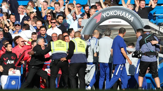 Mourinho, sujetado por los 'stewards' Mourinho, sujetado por los 'stewards'