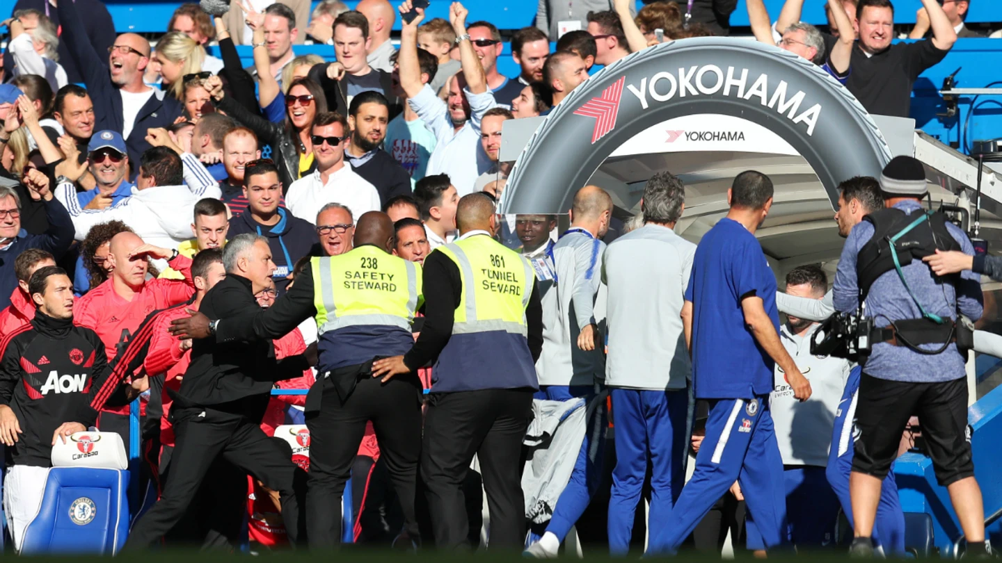 Mourinho, sujetado por los 'stewards' Mourinho, sujetado por los 'stewards'