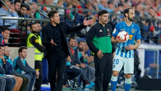 Simeone da indicaciones durante el partido contra el Villarreal Simeone da indicaciones durante el partido contra el Villarreal