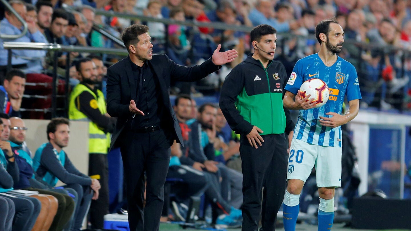 Simeone da indicaciones durante el partido contra el Villarreal
