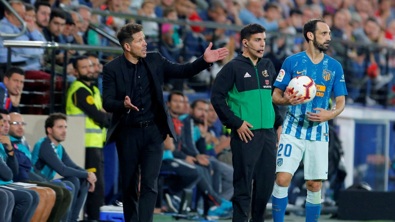 Simeone da indicaciones durante el partido contra el Villarreal