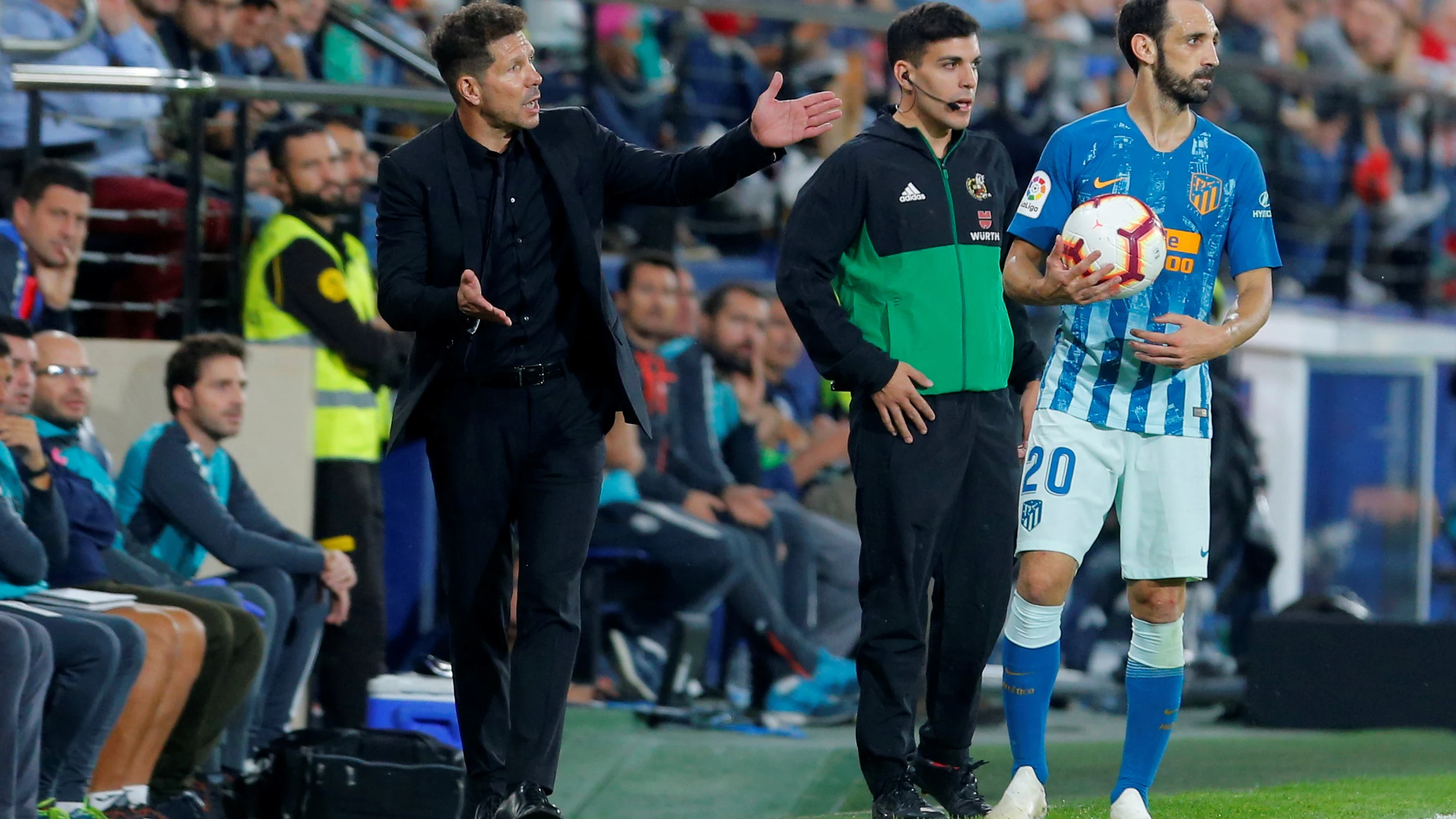 Simeone da indicaciones durante el partido contra el Villarreal