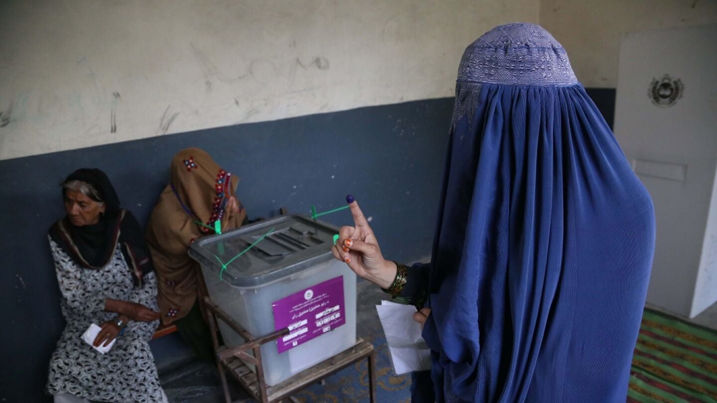 Imagen de una mujer votando en Afganist&aacute;n