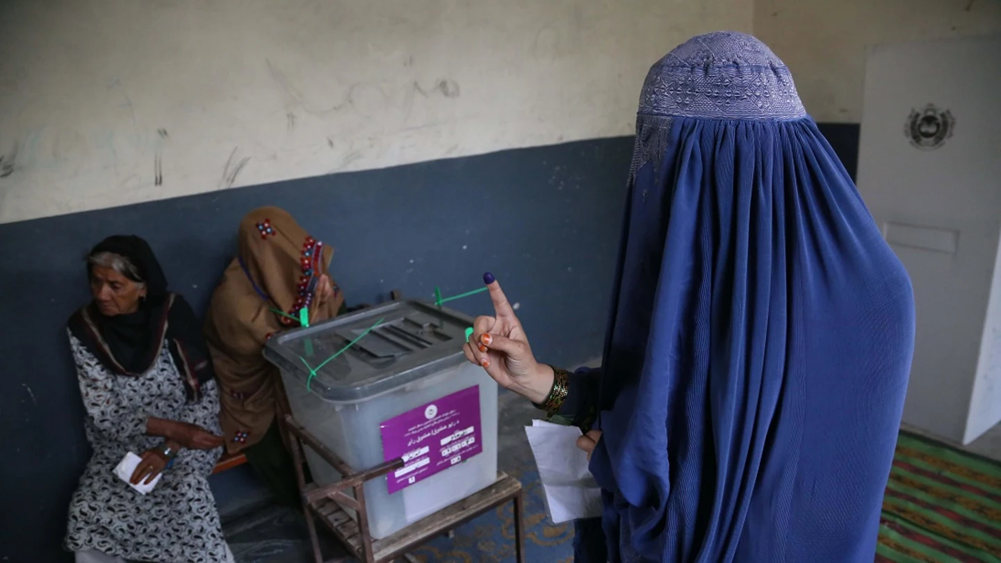 Imagen de una mujer votando en Afganistán Imagen de una mujer votando en Afganistán