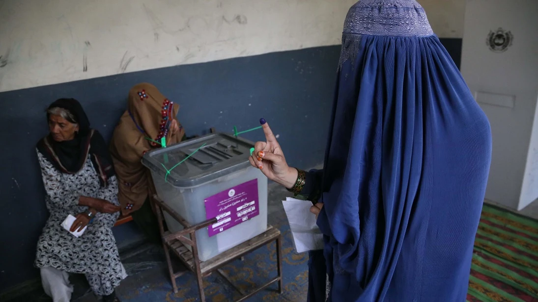 Imagen de una mujer votando en Afganistán