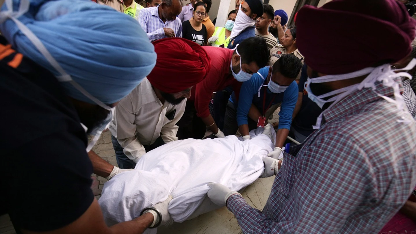 Víctima mortal del atropello de un tren en la India Víctima mortal del atropello de un tren en la India