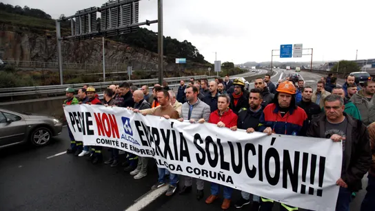 Una marcha protesta contra el cierre de Alcoa en A Coruña Una marcha protesta contra el cierre de Alcoa en A Coruña