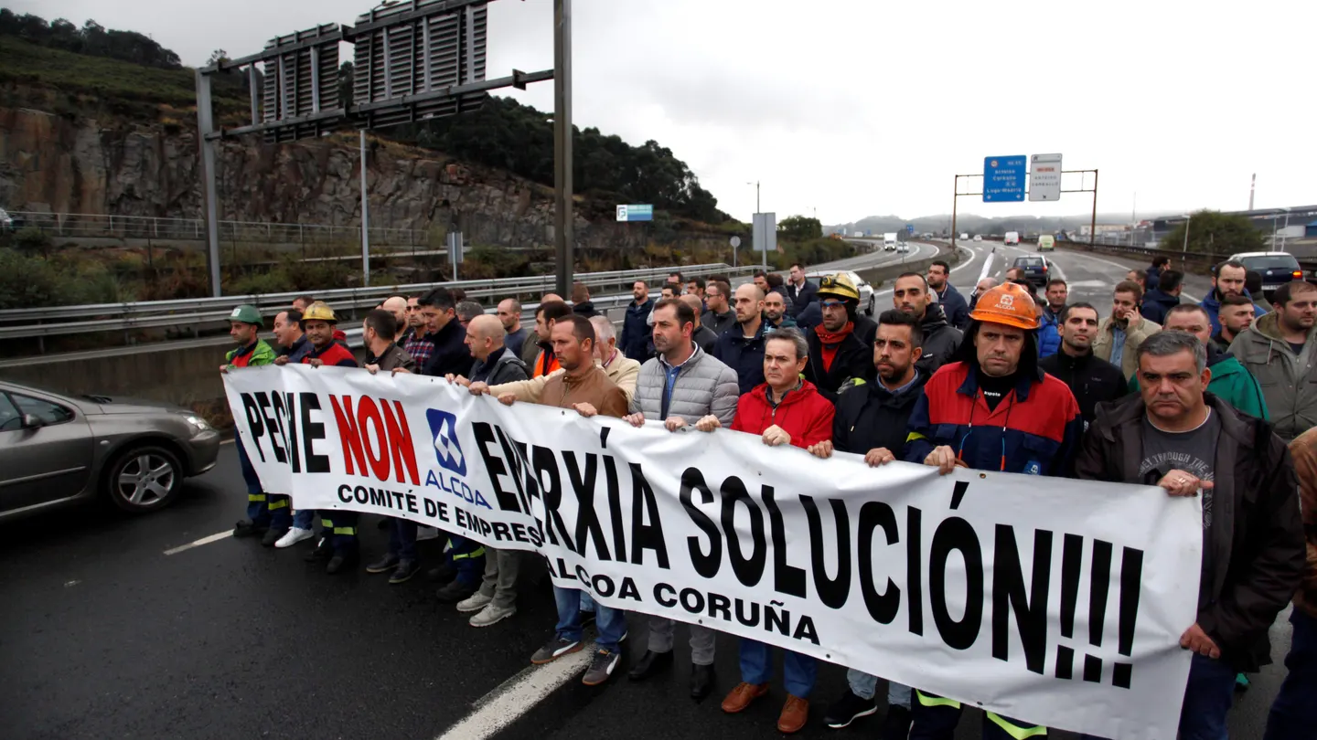 Una marcha protesta contra el cierre de Alcoa en A Coruña Una marcha protesta contra el cierre de Alcoa en A Coruña