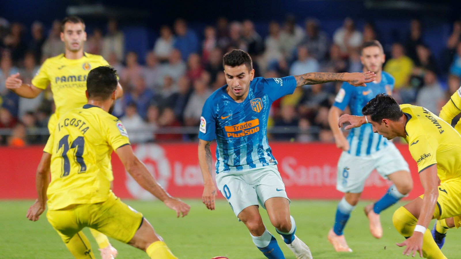 Correa intenta zafarse de la defensa del Villarreal