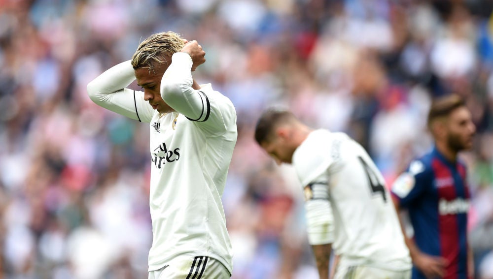 Mariano se lleva las manos a la cabeza durante el partido contra el Levante