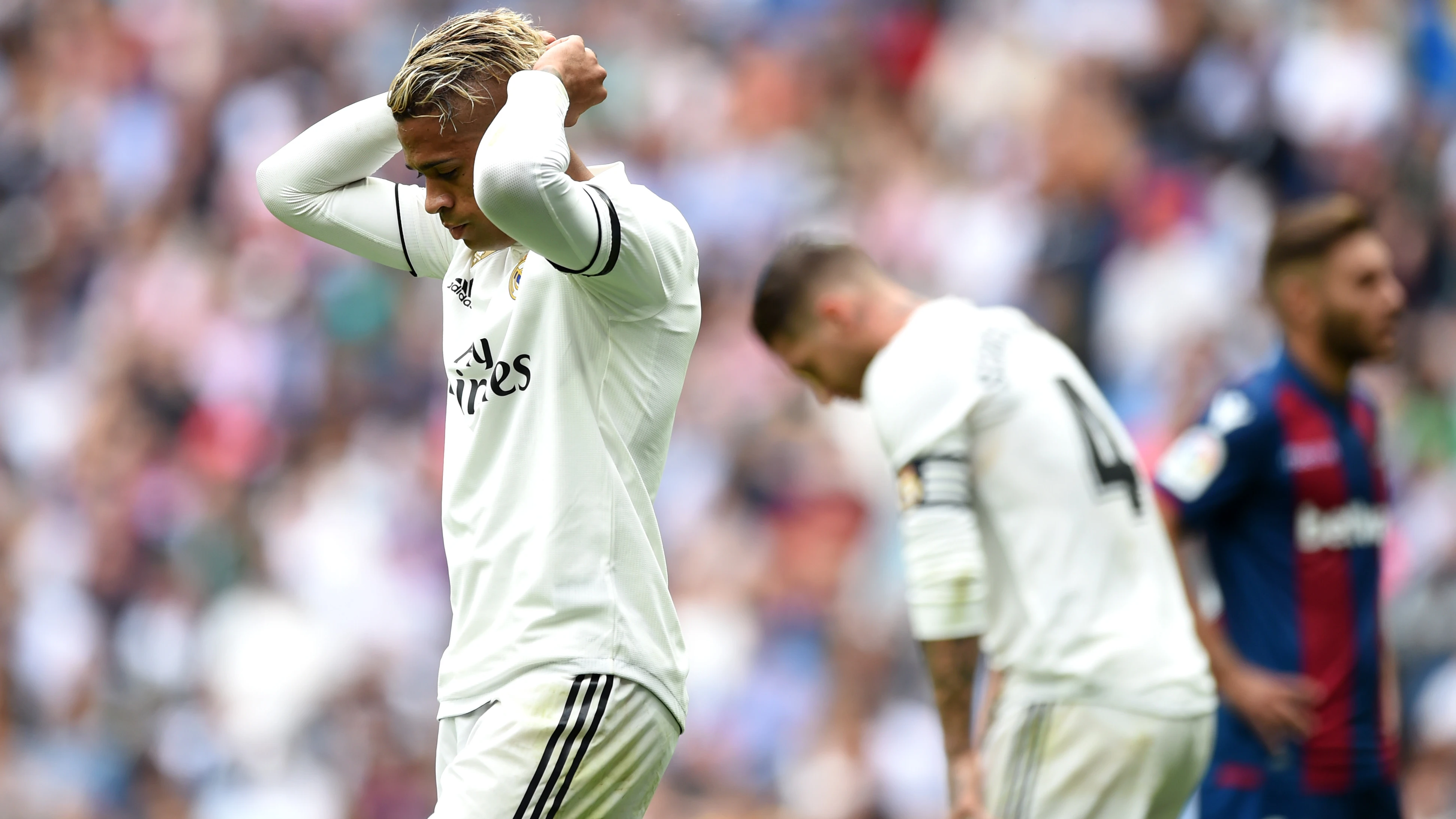 Mariano se lleva las manos a la cabeza durante el partido contra el Levante