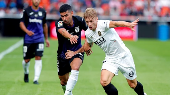 Juanfran y Wass se disputan la posesión del balón Juanfran y Wass se disputan la posesión del balón