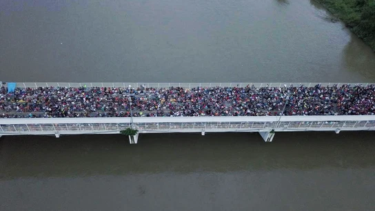 Fotografía tomada desde un dron de los cientos de migrantes hondureños que permanecen varados en uno de los puentes Fotografía tomada desde un dron de los cientos de migrantes hondureños que permanecen varados en uno de los puentes