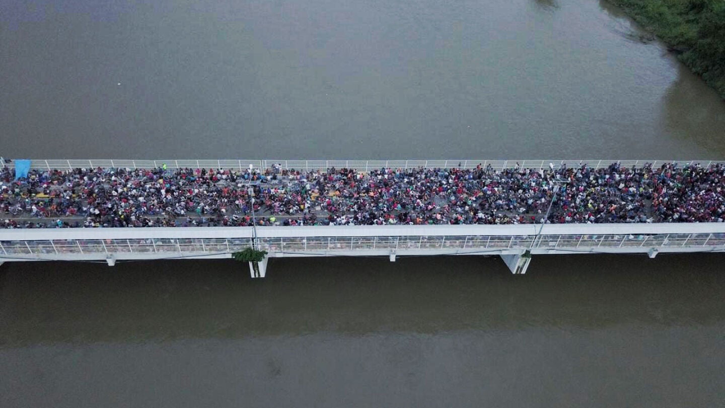 Fotograf&iacute;a tomada desde un dron de los cientos de migrantes hondure&ntilde;os que permanecen varados en uno de los puentes