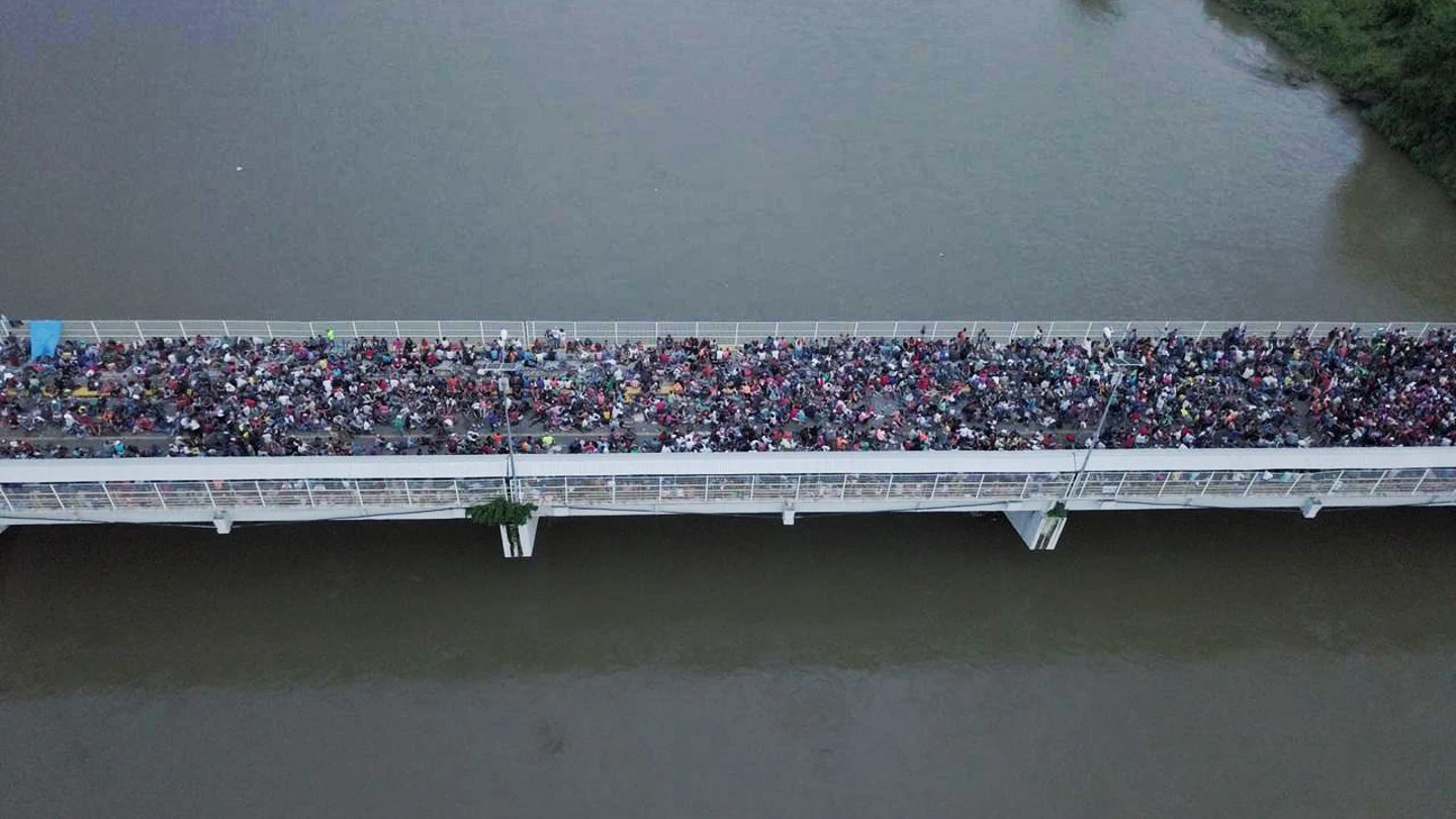Fotografía tomada desde un dron de los cientos de migrantes hondureños que permanecen varados en uno de los puentes Fotografía tomada desde un dron de los cientos de migrantes hondureños que permanecen varados en uno de los puentes