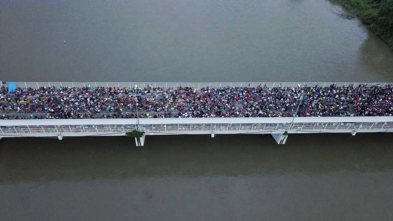 Fotografía tomada desde un dron de los cientos de migrantes hondureños que permanecen varados en uno de los puentes