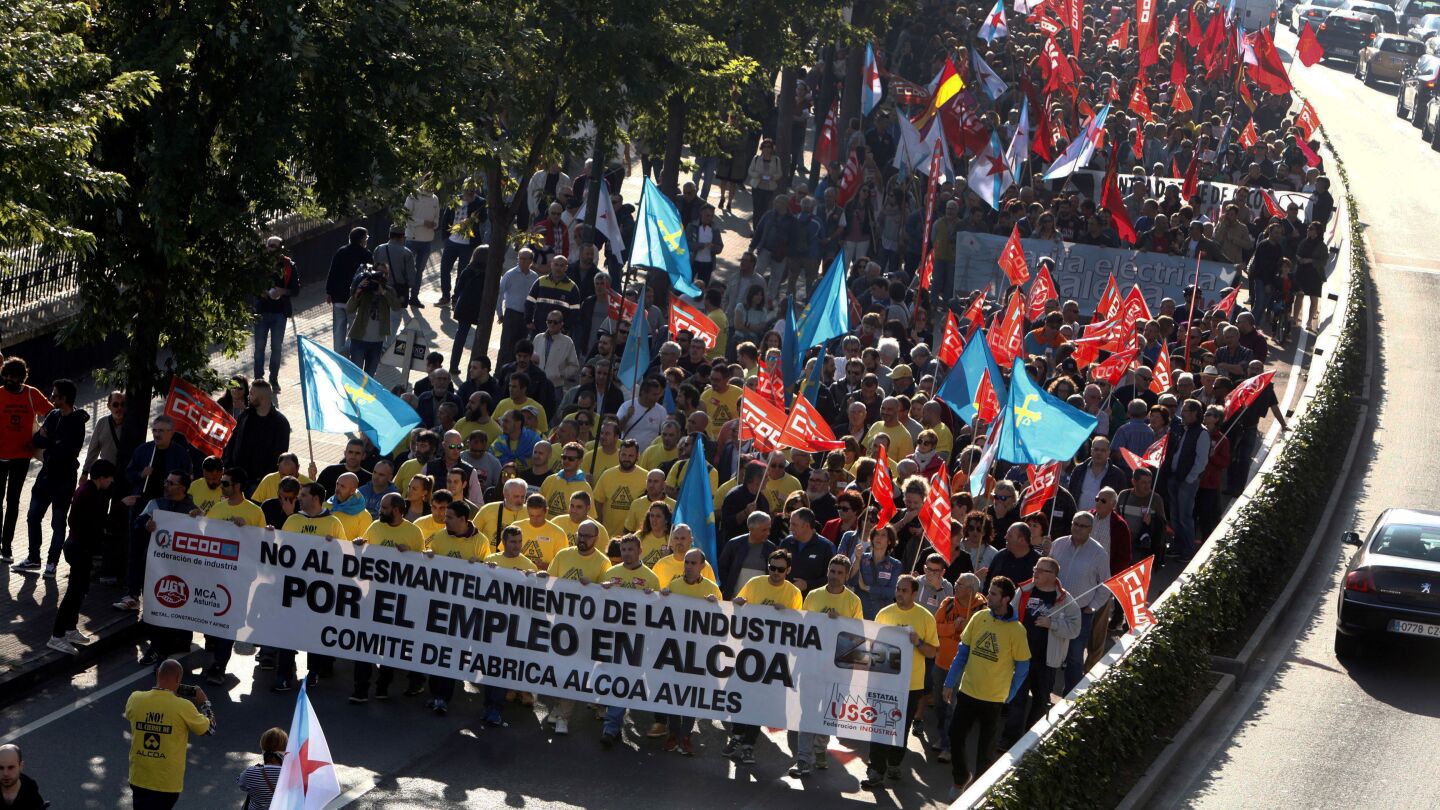 Manifestaci&oacute;n convocada por el comit&eacute; de empresa de Alcoa para protestar contra el anuncio de cierre 