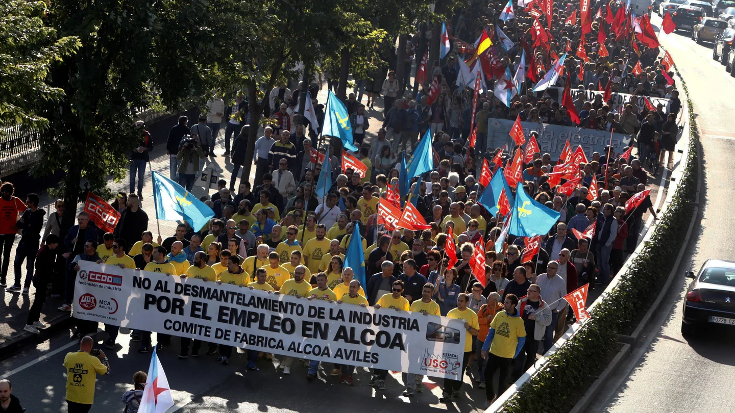Manifestación convocada por el comité de empresa de Alcoa para protestar contra el anuncio de cierre Manifestación convocada por el comité de empresa de Alcoa para protestar contra el anuncio de cierre