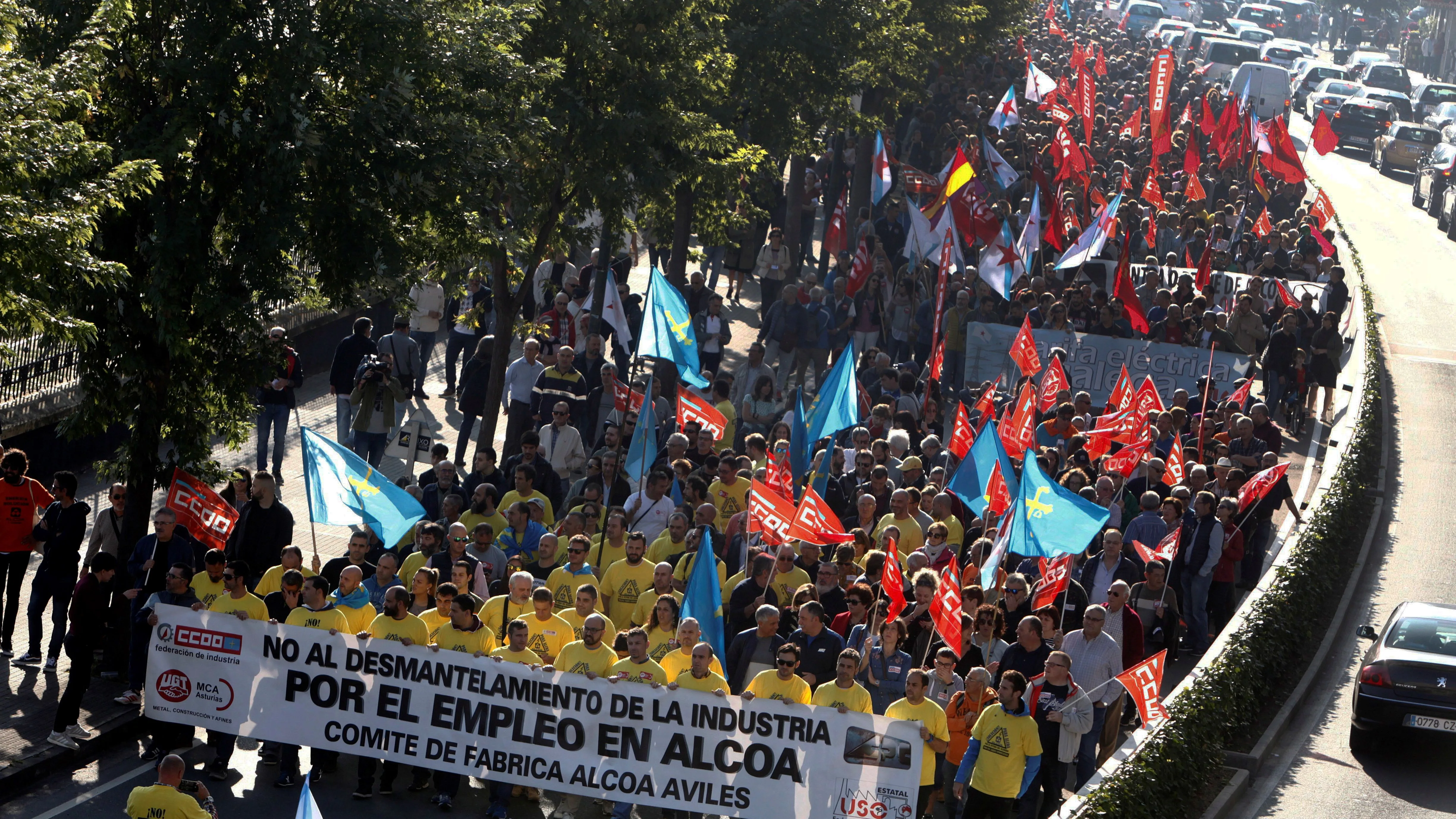 Manifestación convocada por el comité de empresa de Alcoa para protestar contra el anuncio de cierre 