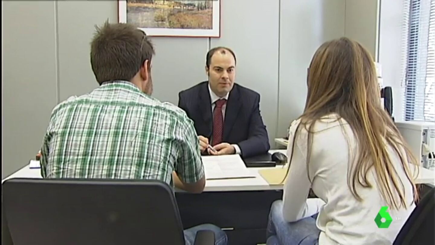 Varios j&oacute;venes en una entidad bancaria