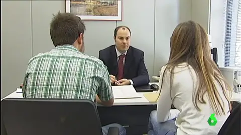 Varios jóvenes en una entidad bancaria Varios jóvenes en una entidad bancaria