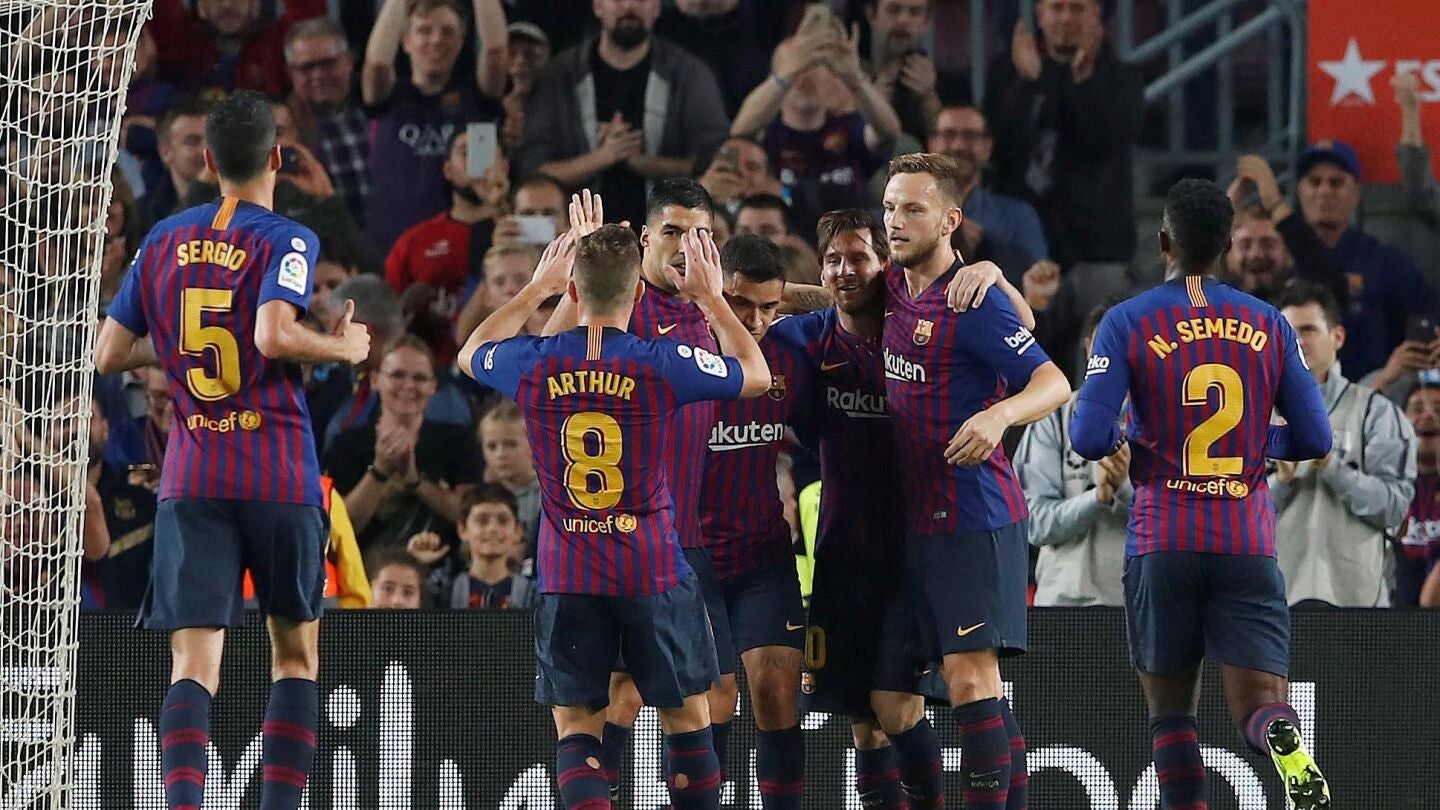 Los jugadores del Bar&ccedil;a celebran uno de los goles contra el Sevilla
