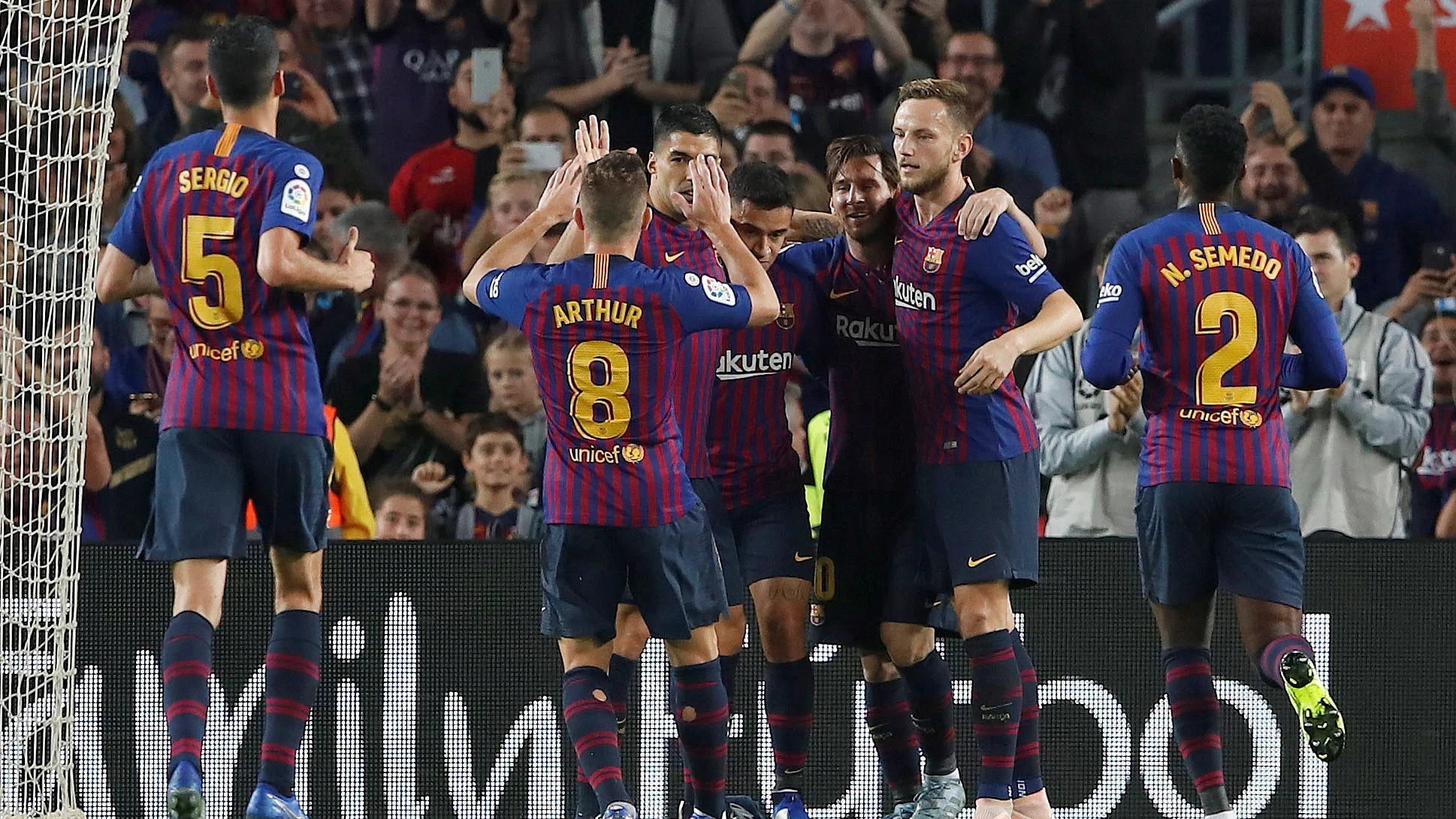 Los jugadores del Barça celebran uno de los goles contra el Sevilla