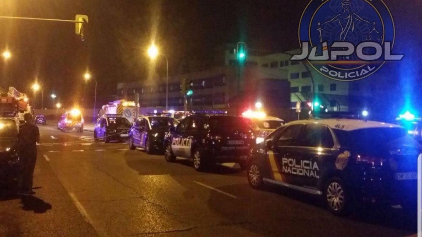 Imagen de coches de Polic&iacute;a tras el intento de fuga en el CIE de Aluche