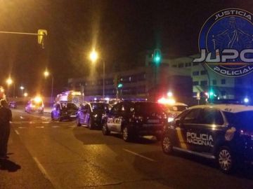 Imagen de coches de Policía tras el intento de fuga en el CIE de Aluche Imagen de coches de Policía tras el intento de fuga en el CIE de Aluche